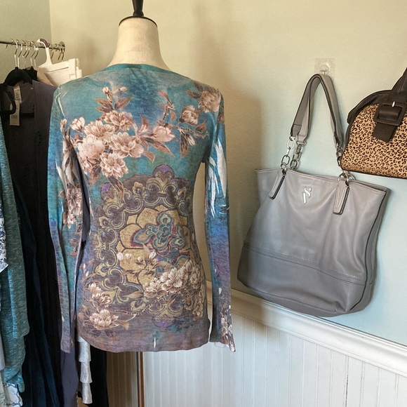 Gorgeous long sleeve T-shirt. - Picture 5 of 9